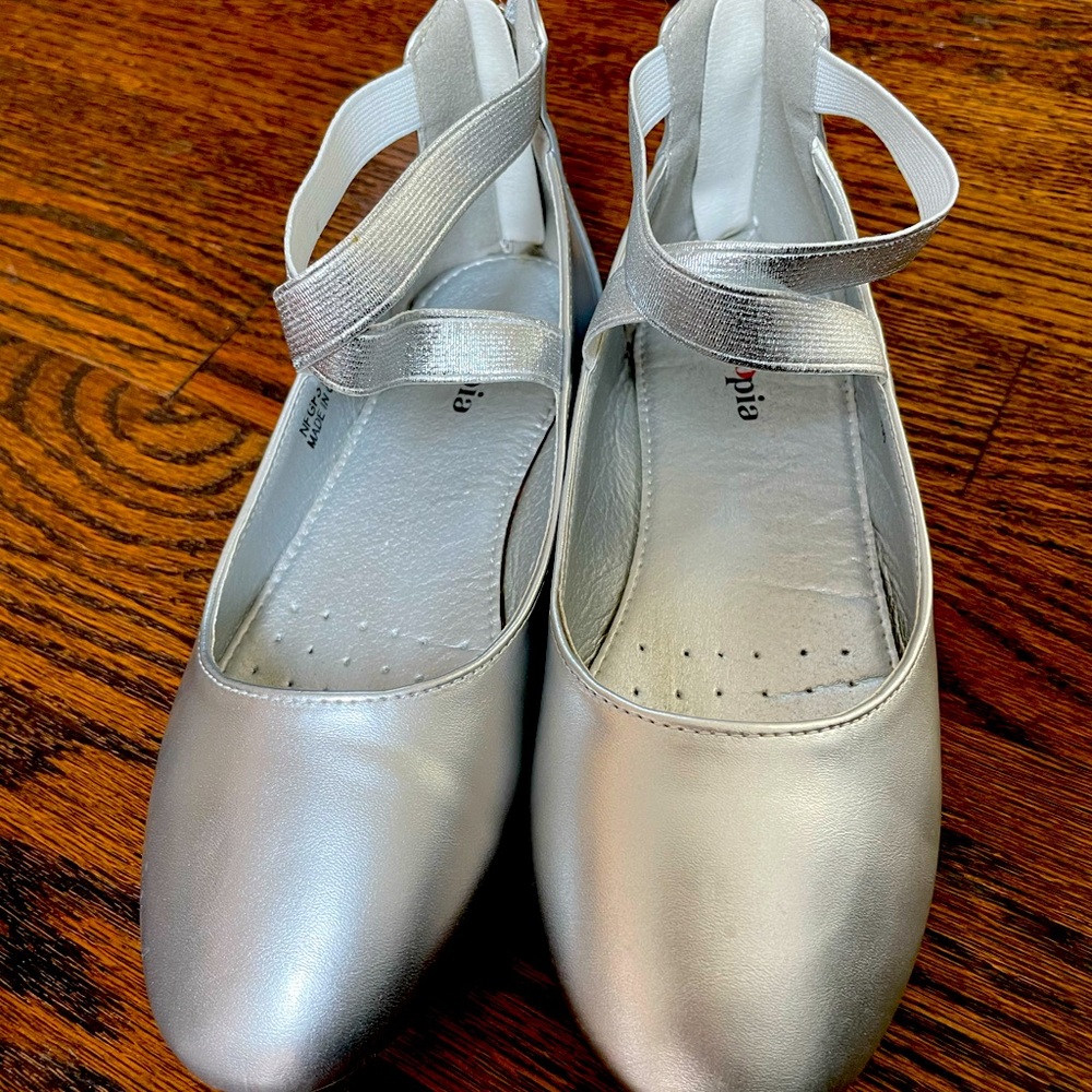 Girls silver dress shoes Size 2